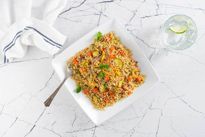Accompagnement de quinoa et légumes facile à préparer à la maison. Tout cuit et prêt-à-manger!