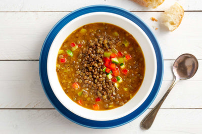 Soupe-repas de lentilles avec un bouillon à l'indienne et légumes croquants.